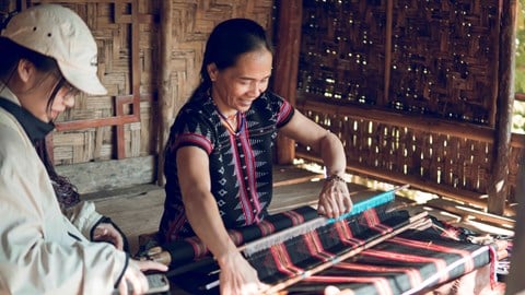 När unga människor berättar Co Tu-kulturhistorier med modernt mediespråk