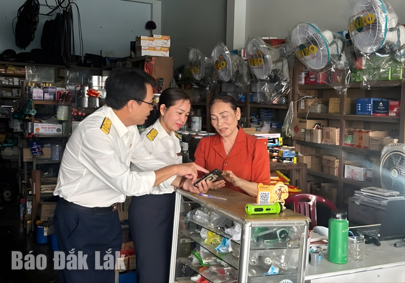 មន្ត្រីពន្ធដារនៃថ្នាក់មូលដ្ឋានទាំង ៩ នៅខេត្ត Dak Lak ផ្សព្វផ្សាយ និងណែនាំដល់គ្រួសារធុរកិច្ចឱ្យផ្លាស់ប្តូរគំរូប្រតិបត្តិការរបស់ពួកគេ។