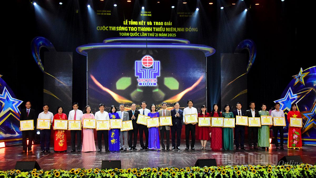 Vertegenwoordigers van de Unie van Wetenschaps- en Technologieverenigingen van de provincie Tuyen Quang ontvingen een Certificaat van Verdienste van het Organisatiecomité voor hun uitzonderlijke prestaties bij het promoten en populariseren van de wedstrijd van 2025.