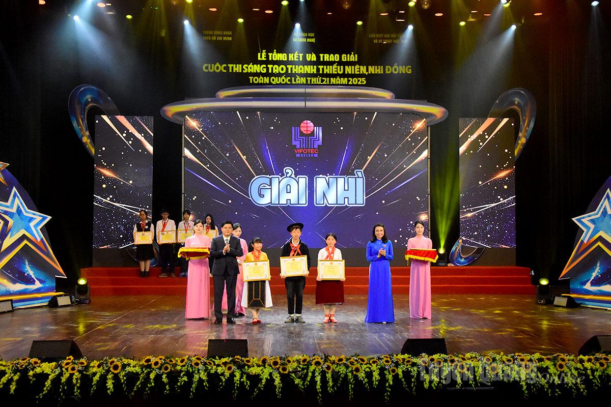 Een groep leerlingen van de Ta Lung basisschool en middelbare school voor etnische minderheden in de gemeente Dong Van won de tweede prijs met het model 