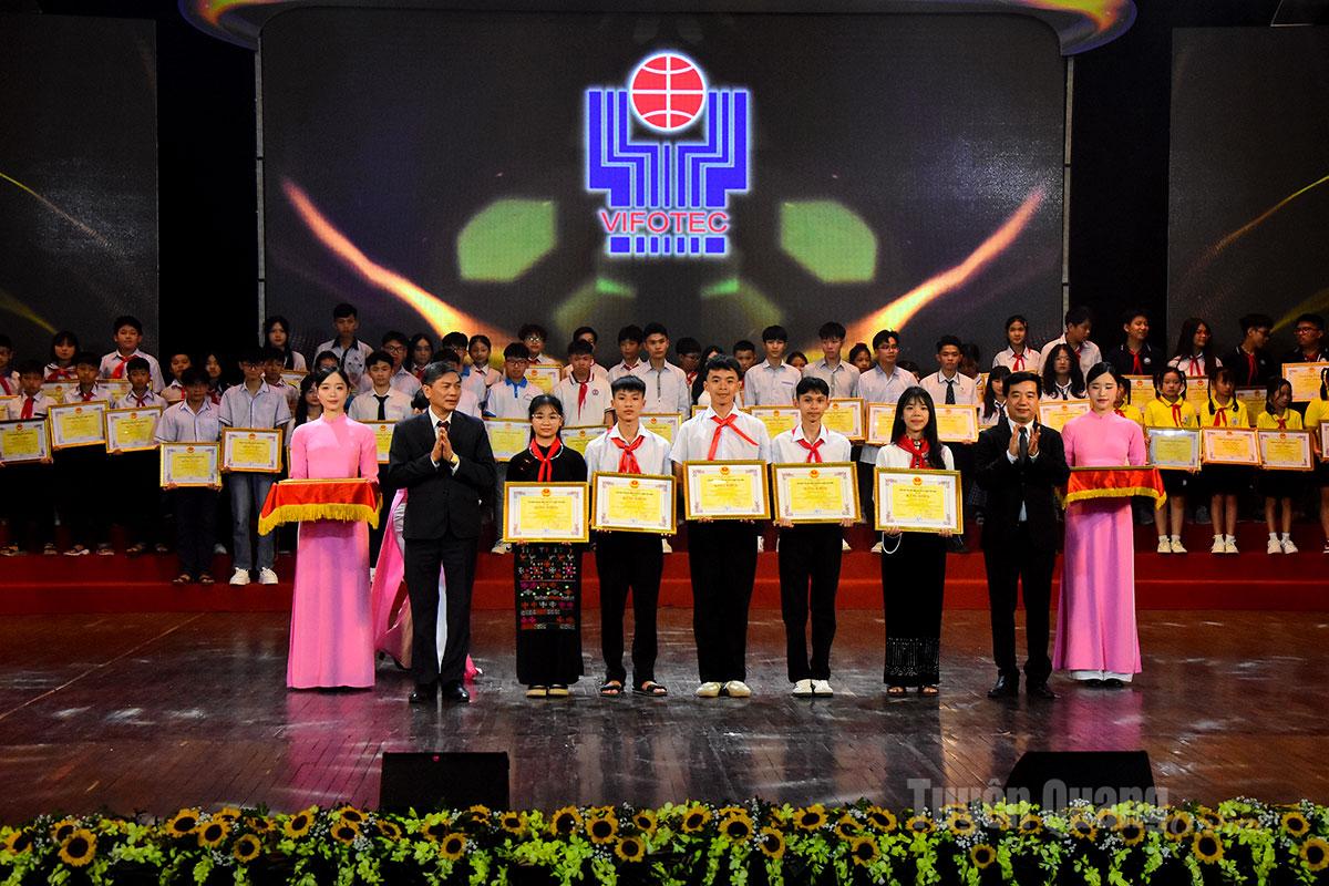 Leerlingen van de Lang Can middelbare school in de gemeente Lam Binh ontvingen de aanmoedigingsprijs tijdens de nationale wedstrijd voor creativiteit voor jongeren en kinderen van 2025.