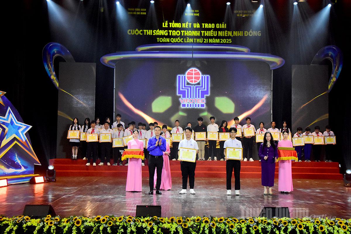 Leerlingen van de Song Lo High School, wijk Binh Thuan, ontvingen de aanmoedigingsprijs met het model 