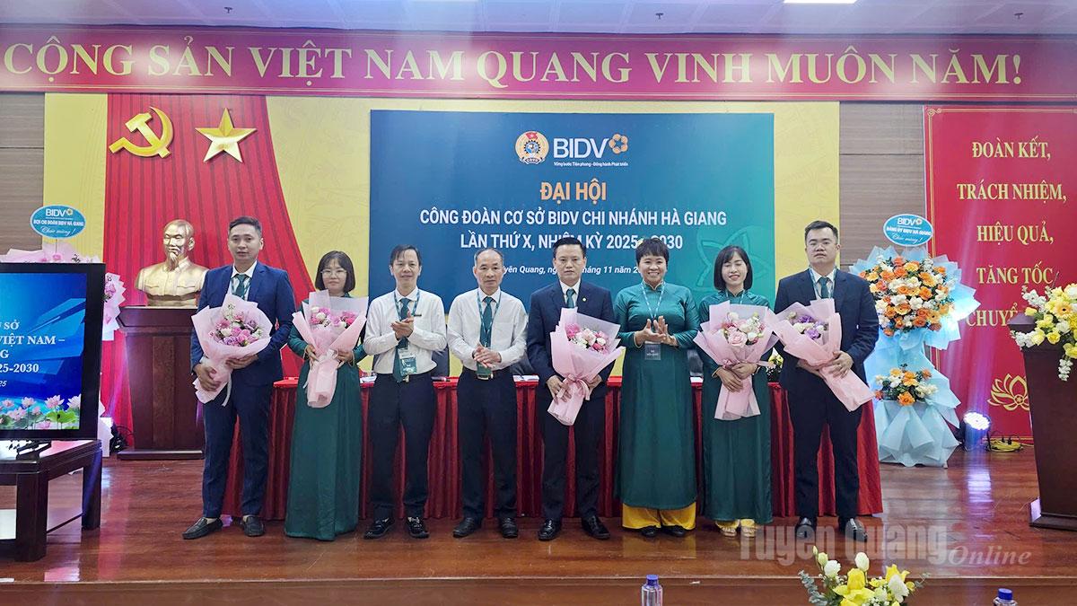 The new Executive Committee of BIDV Trade Union, Ha Giang branch, introduced itself at the Congress.