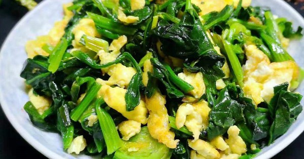 Loại rau ‘siêu thực phẩm’ mùa đông tốt cho xương khớp bán nhiều ở chợ Việt, dễ làm hỏng món ăn khi chọn nhầm lá tròn hay lá nhọn