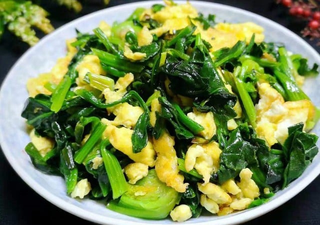 ស្ពៃខ្មៅ គឺជាអាហារពិសេសសម្រាប់រដូវរងា ដែលល្អសម្រាប់ឆ្អឹង និងសន្លាក់ និងរបៀបរៀបចំវាឱ្យឆ្ងាញ់ - រូបថត ៤. Rau chân vịt siêu thực phẩm mùa đông tốt cho xương khớp và cách chế biến ngon - Ảnh 4.