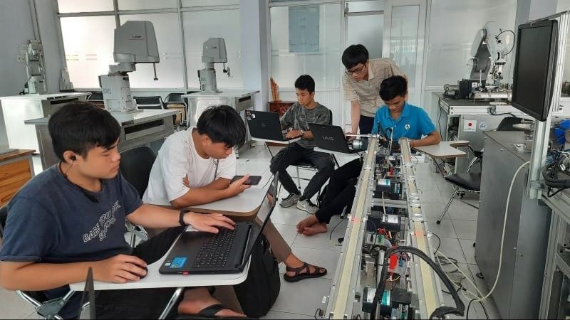 ຝຶກອົບຮົມແຫຼ່ງຊັບພະຍາກອນອັດຕະໂນມັດຢູ່ສູນຝຶກອົບຮົມສວນເຕັກໂນໂລຊີສູງ (ສວນສາທາລະນະເຕັກໂນໂລຊີສູງນະຄອນໂຮ່ຈິມິນ).