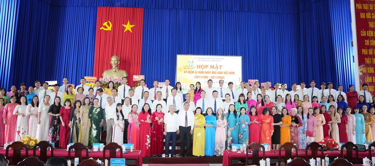 Đại biểu tham dự họp mặt chụp ảnh lưu niệm cùng lãnh đạo tỉnh.