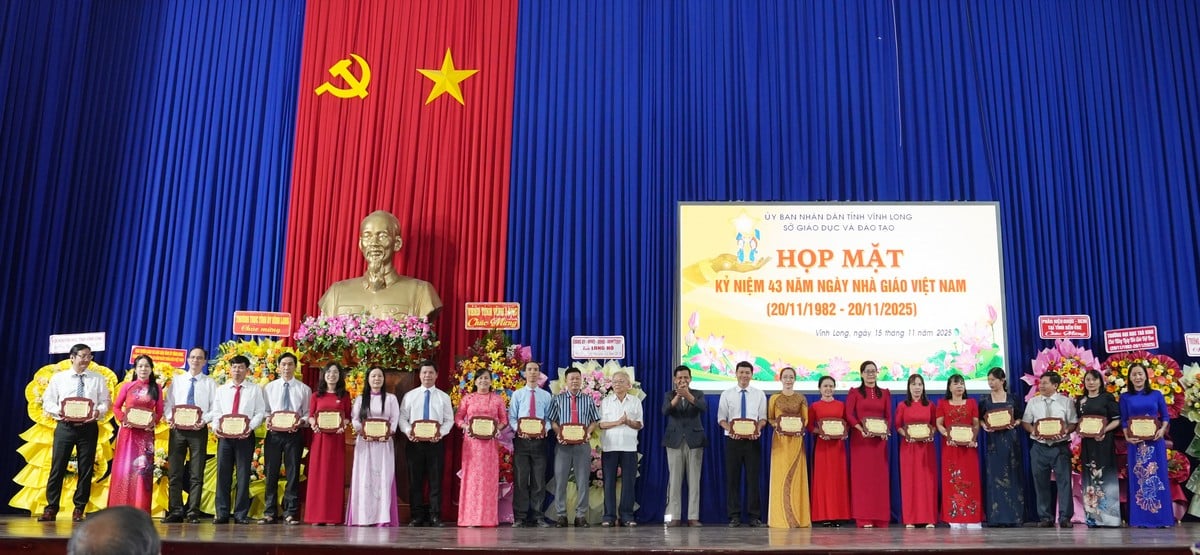 Các giáo viên được trao tặng danh hiệu “Viên phấn vàng”.