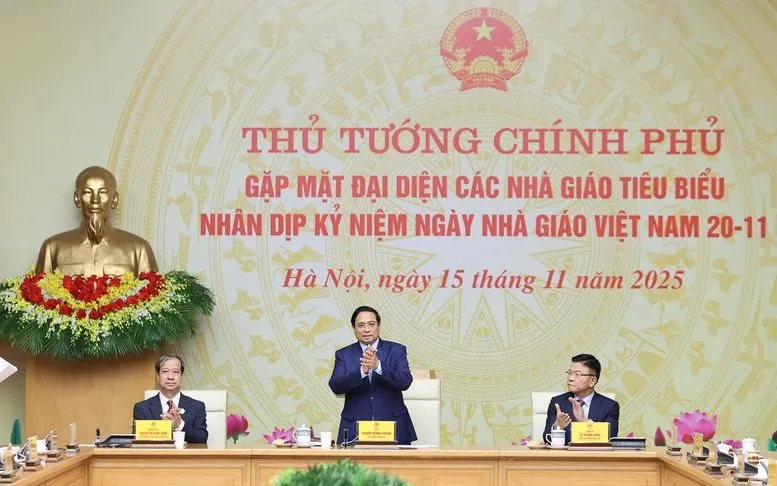 O primeiro-ministro Pham Minh Chinh reuniu-se com representantes de professores de destaque por ocasião do Dia dos Professores Vietnamitas, em 20 de novembro - Foto: VGP Thủ tướng Chính phủ Phạm Minh Chính gặp mặt đại diện các nhà giáo tiêu biểu nhân Ngày Nhà giáo Việt Nam 20/11 - Ảnh: VGP