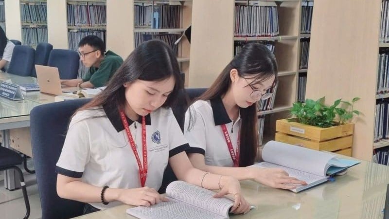 ホーチミン市法科大学の学生たちが図書館で勉強しています。