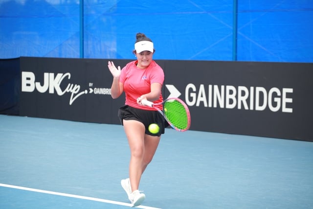 ក្រុមកីឡាវាយកូនបាល់នារីរបស់ឡាវបានឈ្នះសំបុត្រចូលរួមប្រកួត Billie Jean King Cup ដោយមិនបានរំពឹងទុក - រូបថត 2 ។ Đội tuyển quần vợt nữ Lào bất ngờ đoạt vé thăng hạng Billie Jean King Cup- Ảnh 2.