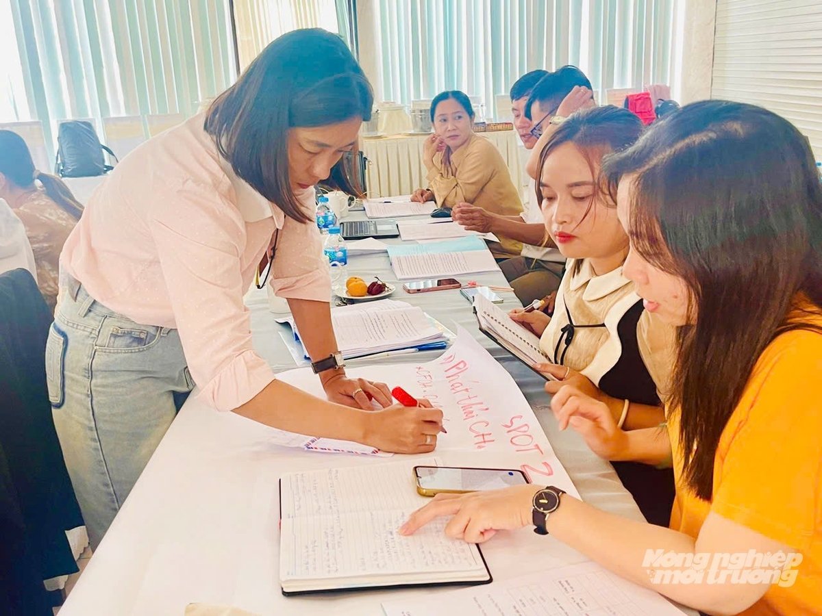 Cursul de instruire este unul dintre pașii pregătitori importanți pentru ca An Giang să implementeze proiectul de cultivare a orezului de înaltă calitate și cu emisii reduse, pe o suprafață de 1 milion de hectare. Foto: Le Hoang Vu. Lớp tập huấn là một trong những bước chuẩn bị quan trọng để An Giang thực hiện Đề án 1 triệu hecta chuyên canh lúa chất lượng cao, phát thải thấp. Ảnh: Lê Hoàng Vũ.