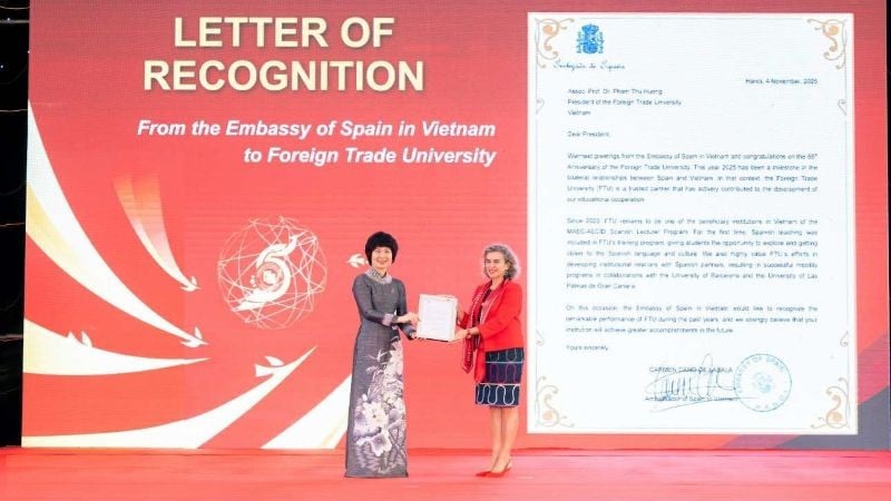 Г-жа Кармен Кано Де Ласала, Чрезвычайный и Полномочный Посол Королевства Испания во Вьетнаме, вручила Благодарственную грамоту и поздравительные письма Университету внешней торговли.