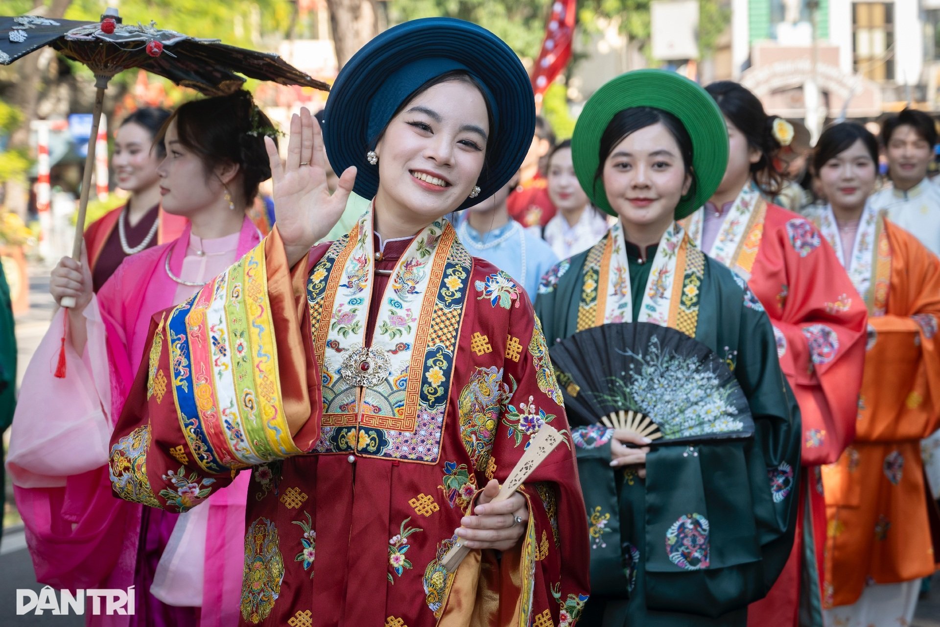 Hơn 1.000 người diễu hành cổ phục, khoe sắc rực rỡ quanh hồ Hoàn Kiếm - 3