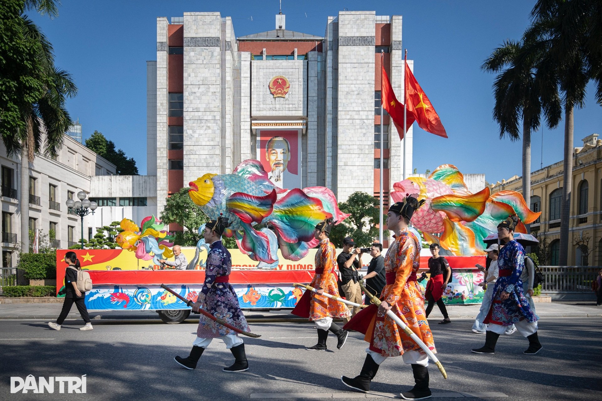 Hơn 1.000 người diễu hành cổ phục, khoe sắc rực rỡ quanh hồ Hoàn Kiếm - 11