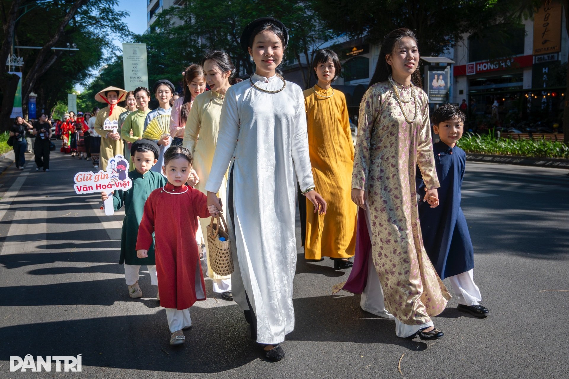 Hơn 1.000 người diễu hành cổ phục, khoe sắc rực rỡ quanh hồ Hoàn Kiếm - 12
