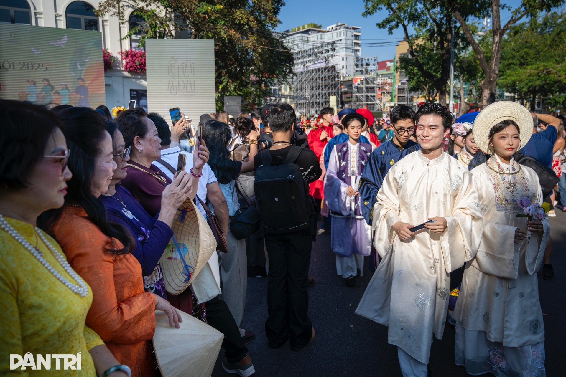 Hơn 1.000 người diễu hành cổ phục, khoe sắc rực rỡ quanh hồ Hoàn Kiếm - 13