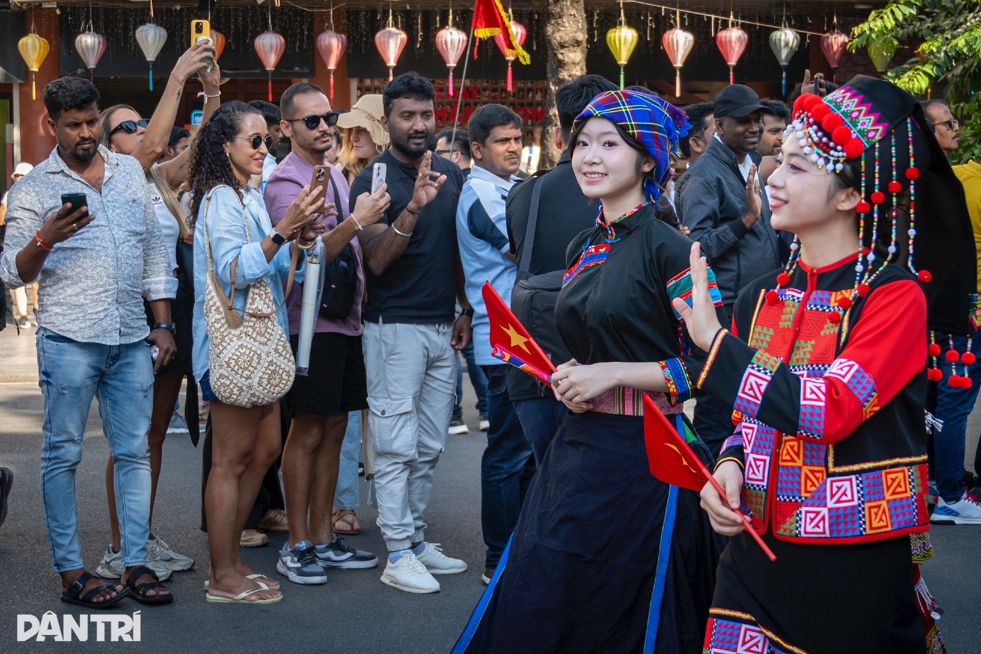 Hơn 1.000 người diễu hành cổ phục, khoe sắc rực rỡ quanh hồ Hoàn Kiếm - 14