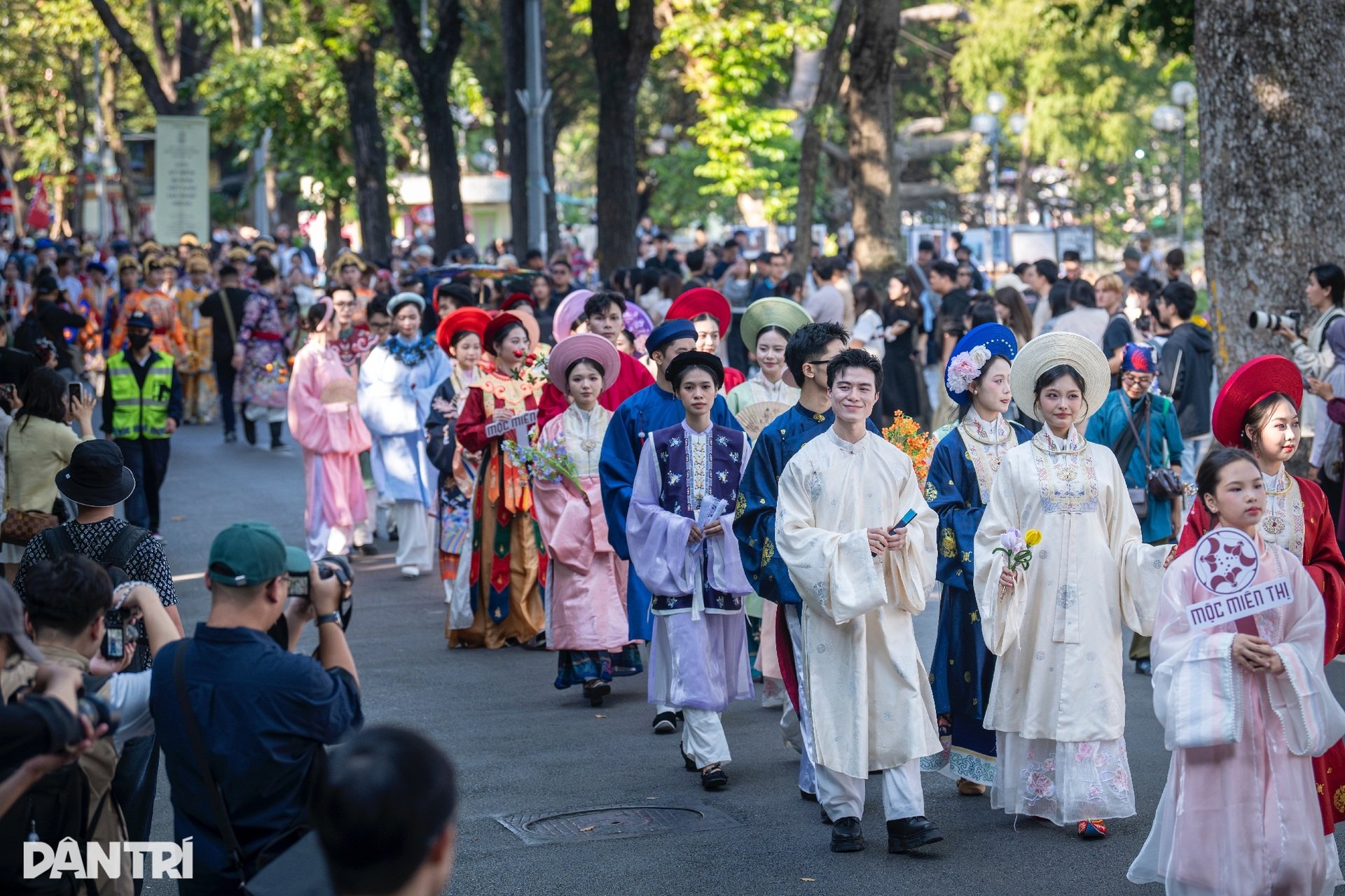 Hơn 1.000 người diễu hành cổ phục, khoe sắc rực rỡ quanh hồ Hoàn Kiếm - 15