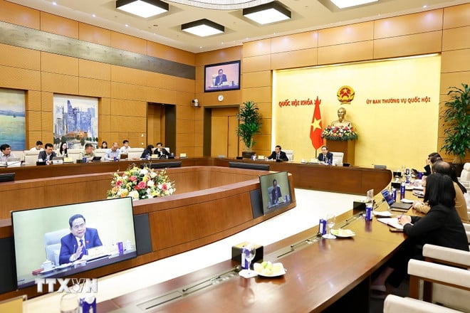 ttxvn-president-of-the-national-assembly-attends-the-second-meeting-of-the-organizing-committee-of-the-forum-on-law-construction-3.jpg