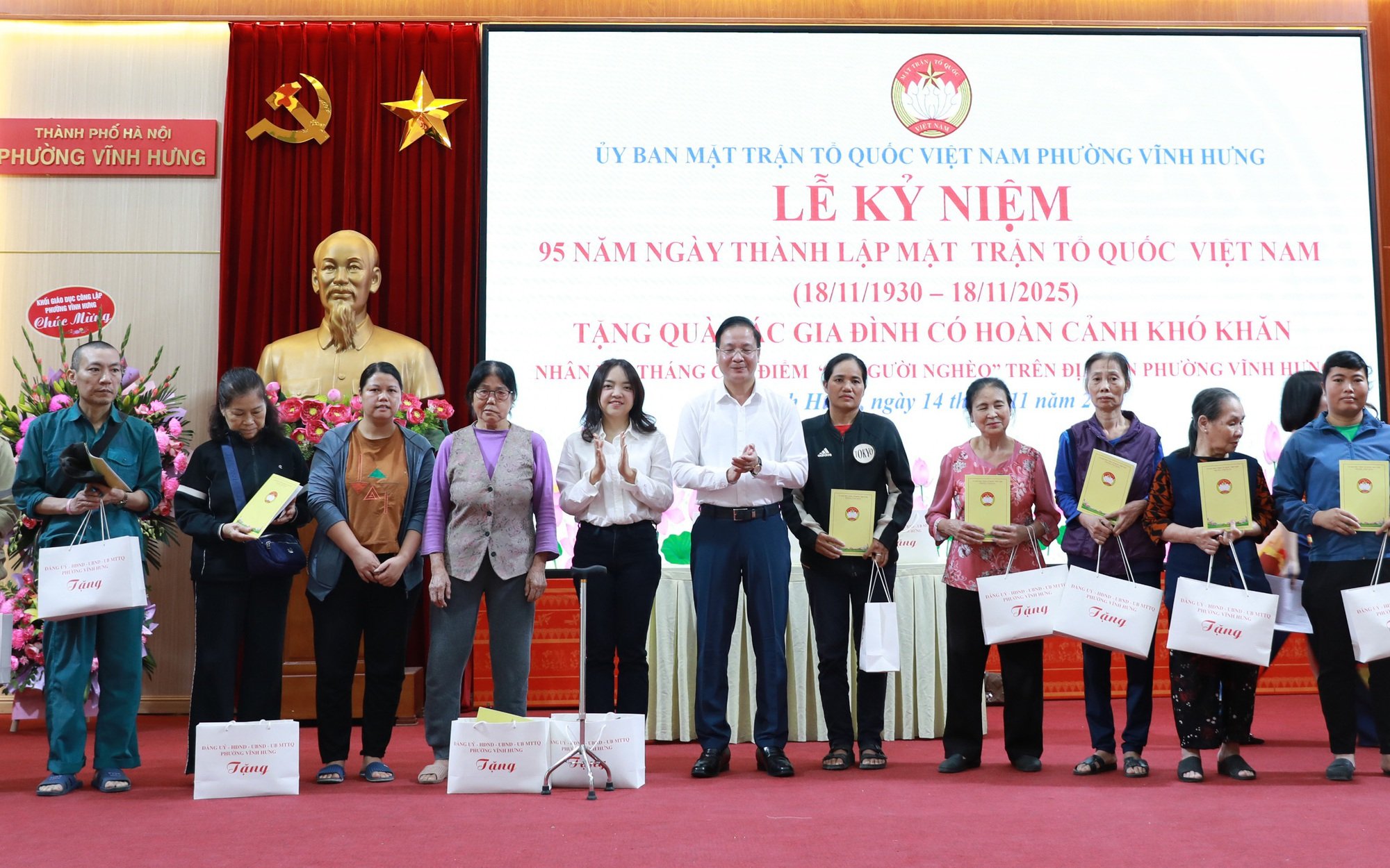 Bí thư Đảng ủy, Chủ tịch HĐND phường Nguyễn Đức Dũng và đại diện Tập đoàn Tân Á Đại Thành tặng quà các hộ có hoàn cảnh khó khăn