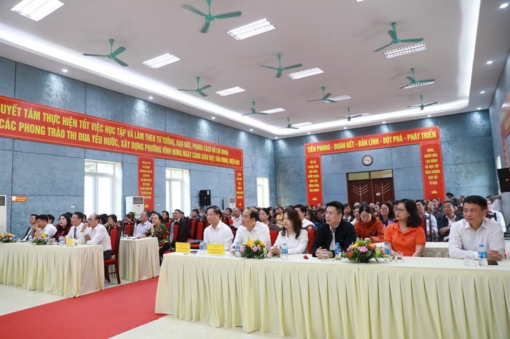Vinh Hung Ward überreichte Geschenke an 195 Haushalte in schwierigen Lebenslagen - Foto 1. Phường Vĩnh Hưng trao tặng quà 195 hộ có hoàn cảnh khó khăn- Ảnh 1.