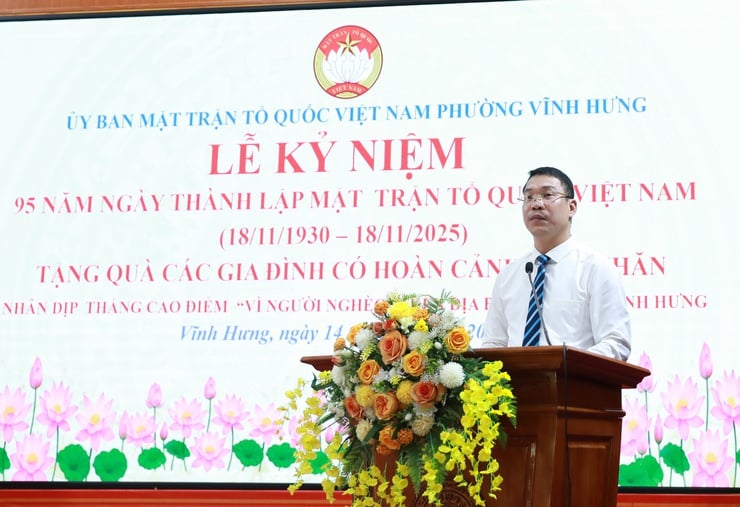 Vinh Hung Ward verteilte Geschenke an 195 Haushalte in schwierigen Lebenslagen - Foto 2. Phường Vĩnh Hưng trao tặng quà 195 hộ có hoàn cảnh khó khăn- Ảnh 2.