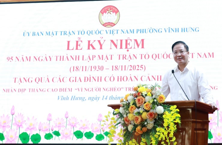 Vinh Hung Ward verteilte Geschenke an 195 Haushalte in schwierigen Lebenslagen - Foto 3. Phường Vĩnh Hưng trao tặng quà 195 hộ có hoàn cảnh khó khăn- Ảnh 3.
