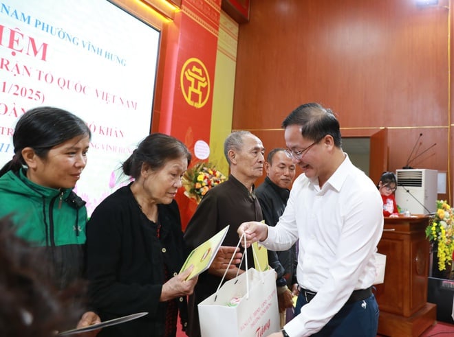 Vinh Hung Ward verteilte Geschenke an 195 Haushalte in schwierigen Lebenslagen - Foto 4. Phường Vĩnh Hưng trao tặng quà 195 hộ có hoàn cảnh khó khăn- Ảnh 4.