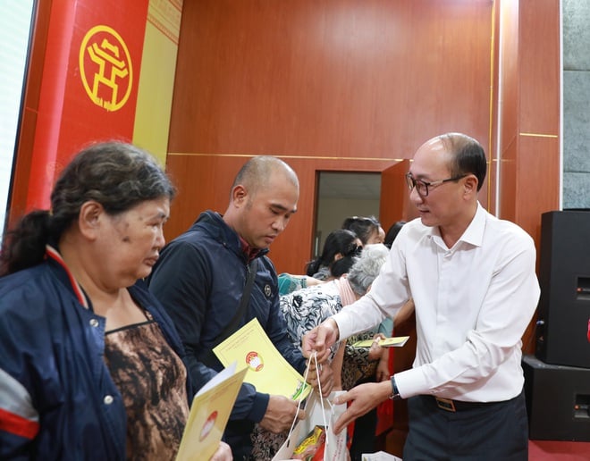 Vinh Hung Ward überreichte Geschenke an 195 Haushalte in schwierigen Lebenslagen - Foto 5. Phường Vĩnh Hưng trao tặng quà 195 hộ có hoàn cảnh khó khăn- Ảnh 5.