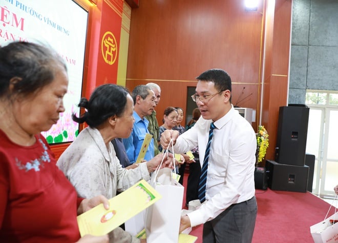 Vinh Hung Ward verteilte Geschenke an 195 Haushalte in schwierigen Lebenslagen - Foto 6. Phường Vĩnh Hưng trao tặng quà 195 hộ có hoàn cảnh khó khăn- Ảnh 6.