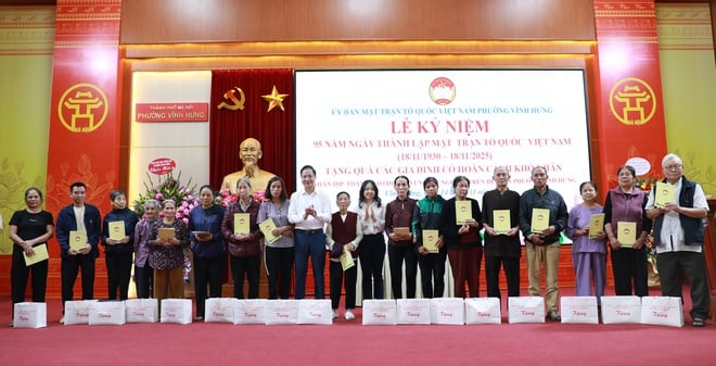 Vinh Hung Ward verteilte Geschenke an 195 Haushalte in schwierigen Lebenslagen - Foto 7. Phường Vĩnh Hưng trao tặng quà 195 hộ có hoàn cảnh khó khăn- Ảnh 7.