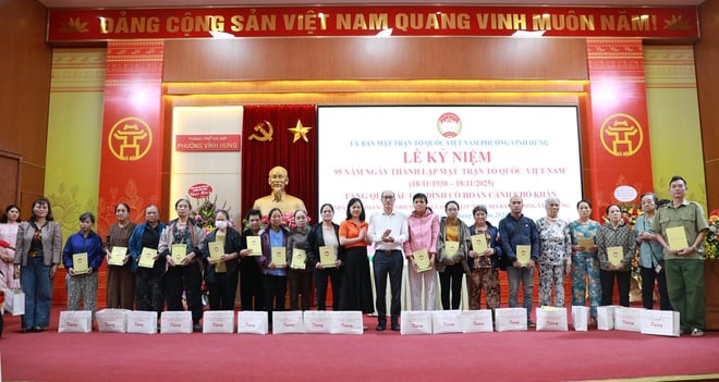 Vinh Hung Ward verteilte Geschenke an 195 Haushalte in schwierigen Lebenslagen - Foto 8. Phường Vĩnh Hưng trao tặng quà 195 hộ có hoàn cảnh khó khăn- Ảnh 8.