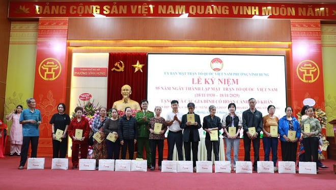 Vinh Hung Ward überreichte Geschenke an 195 Haushalte in schwierigen Lebenslagen - Foto 9. Phường Vĩnh Hưng trao tặng quà 195 hộ có hoàn cảnh khó khăn- Ảnh 9.