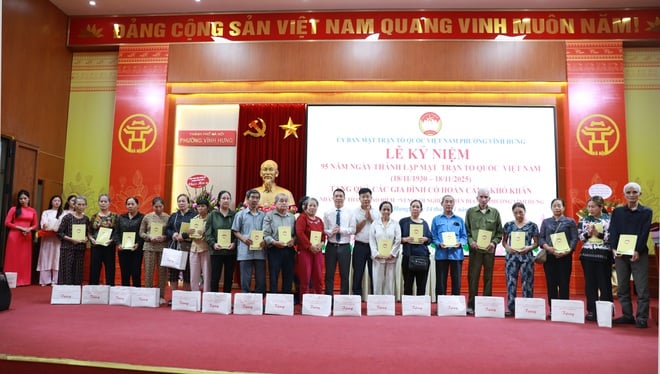 Vinh Hung Ward verteilte Geschenke an 195 Haushalte in schwierigen Lebenslagen - Foto 10. Phường Vĩnh Hưng trao tặng quà 195 hộ có hoàn cảnh khó khăn- Ảnh 10.