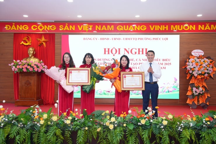 Phuc Loi Ward hedrar framstående kollektiv och individer med anledning av Vietnams lärardag den 20 november - Foto 1. Phường Phúc Lợi tuyên dương các tập thể, cá nhân tiêu biểu nhân dịp Ngày Nhà giáo Việt Nam 20/11- Ảnh 1.