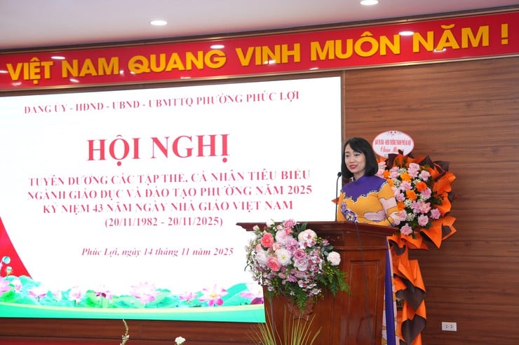 Phuc Loi Ward hedrar framstående kollektiv och individer med anledning av Vietnams lärardag den 20 november - Foto 2. Phường Phúc Lợi tuyên dương các tập thể, cá nhân tiêu biểu nhân dịp Ngày Nhà giáo Việt Nam 20/11- Ảnh 2.