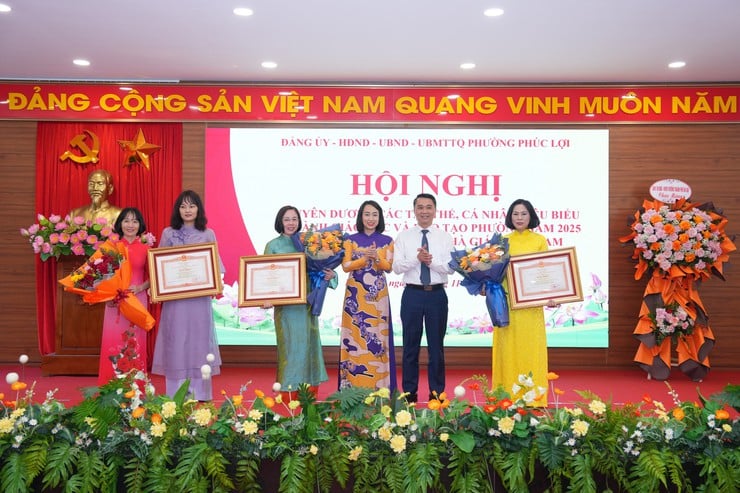 Phuc Loi Ward hedrar framstående kollektiv och individer med anledning av Vietnams lärardag den 20 november - Foto 3. Phường Phúc Lợi tuyên dương các tập thể, cá nhân tiêu biểu nhân dịp Ngày Nhà giáo Việt Nam 20/11- Ảnh 3.