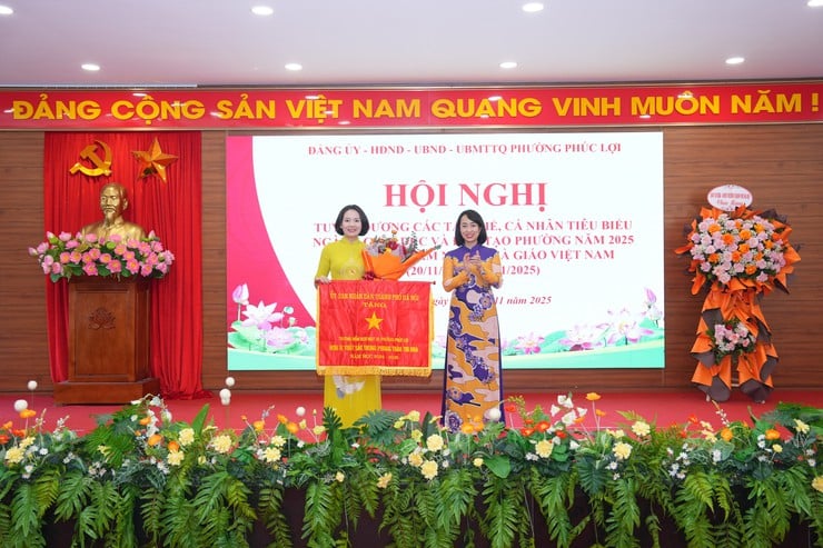 Phuc Loi Ward hedrar framstående kollektiv och individer med anledning av Vietnams lärardag den 20 november - Foto 4. Phường Phúc Lợi tuyên dương các tập thể, cá nhân tiêu biểu nhân dịp Ngày Nhà giáo Việt Nam 20/11- Ảnh 4.