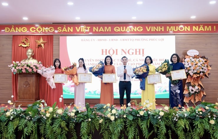 Phuc Loi Ward hedrar framstående kollektiv och individer med anledning av Vietnams lärardag den 20 november - Foto 5. Phường Phúc Lợi tuyên dương các tập thể, cá nhân tiêu biểu nhân dịp Ngày Nhà giáo Việt Nam 20/11- Ảnh 5.