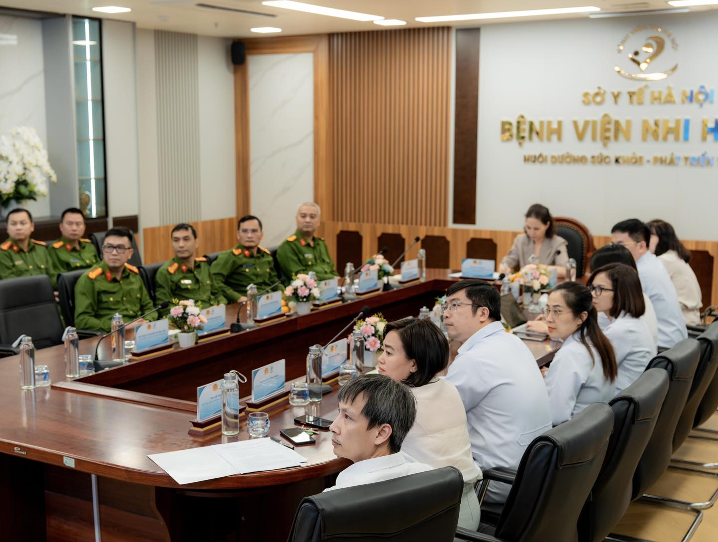 Ký cam kết phối hợp đảm bảo an ninh, trật tự tại cơ sở Y tế- Ảnh 1.