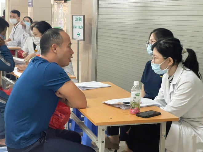 Experto del Hospital Bach Mai: No ignore la dificultad para respirar y la tos crónica, piense en la EPOC - Foto 3. Chuyên gia Bệnh viện Bạch Mai: Khó thở, ho mãn tính đừng chủ quan, hãy nghĩ đến COPD- Ảnh 3.