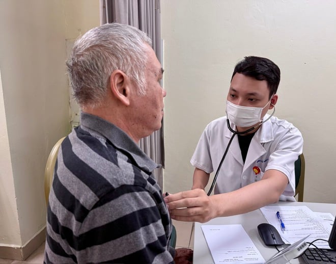 Experto del Hospital Bach Mai: No ignore la dificultad para respirar y la tos crónica, piense en la EPOC - Foto 4. Chuyên gia Bệnh viện Bạch Mai: Khó thở, ho mãn tính đừng chủ quan, hãy nghĩ đến COPD- Ảnh 4.