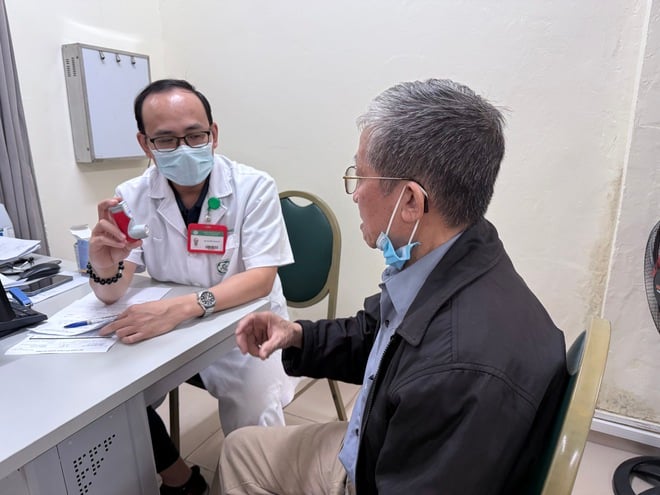 Experto del Hospital Bach Mai: No ignore la dificultad para respirar y la tos crónica, piense en la EPOC - Foto 5. Chuyên gia Bệnh viện Bạch Mai: Khó thở, ho mãn tính đừng chủ quan, hãy nghĩ đến COPD- Ảnh 5.
