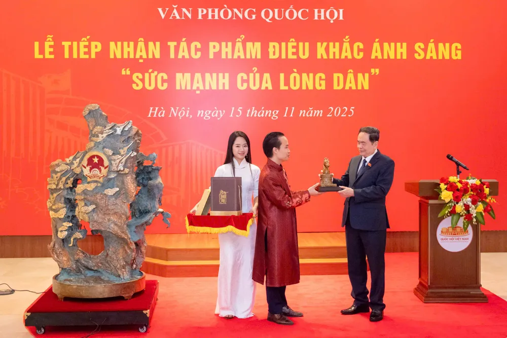 National Assembly Chairman Tran Thanh Man receives the light sculpture