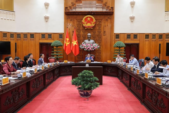 សម្តេចនាយករដ្ឋមន្ត្រី អញ្ជើញជាអធិបតីក្នុងកិច្ចប្រជុំពិនិត្យគម្រោងផែនការអ័ក្សផ្លូវទេសភាពទន្លេក្រហម និងតំបន់ទីក្រុងកីឡាអូឡាំពិក - រូបថត ១. Thủ tướng chủ trì cuộc họp xem xét Đồ án quy hoạch trục đại lộ cảnh quan sông Hồng và Khu đô thị thể thao Olympic - Ảnh 1.