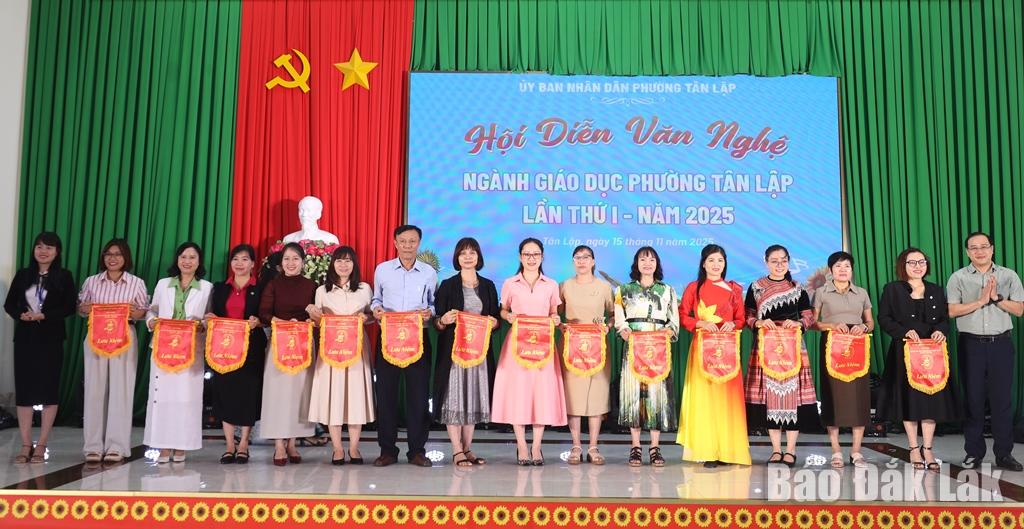 O comitê organizador entregou bandeiras comemorativas às escolas participantes do festival.