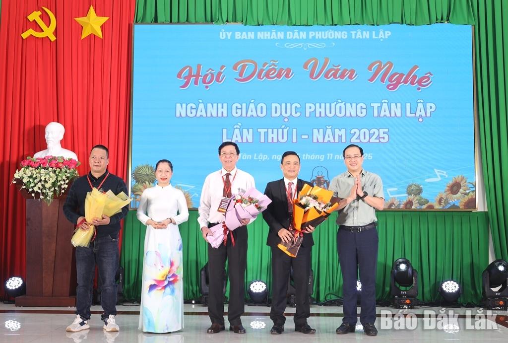 O Secretário Adjunto do Comitê do Partido, Presidente do Comitê Popular do Bairro de Tan Lap, Tran Duc Nhat, e a Vice-Presidente do Conselho Popular do Bairro, Le Thi Thanh, entregaram flores aos juízes.