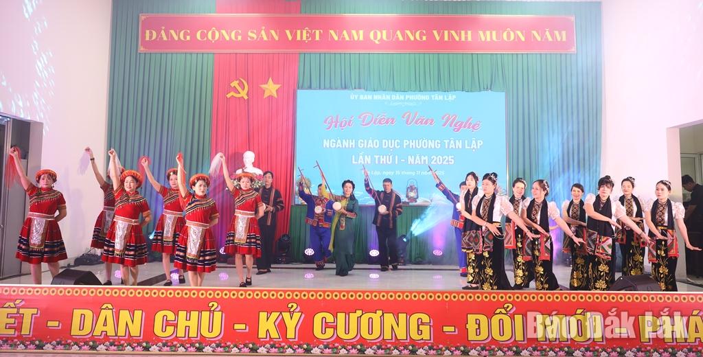 Apresentação da Escola Secundária Nguyen Van Cu, participante do festival.