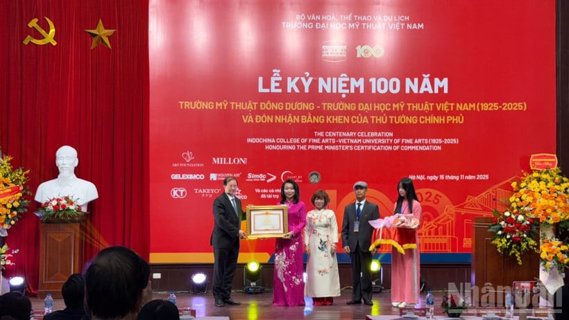 Ta Quang Dong, plaatsvervangend minister van Cultuur, Sport en Toerisme, overhandigde het Certificaat van Verdienste van de premier aan de vertegenwoordiger van de Vietnamese Universiteit voor Schone Kunsten.